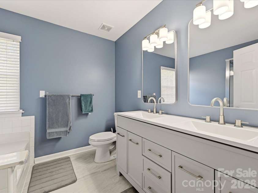 6701 Sweetfield Drive, Charlotte, NC 28269.  MLS# CAR4435077, YatesRealty ID 57114. 