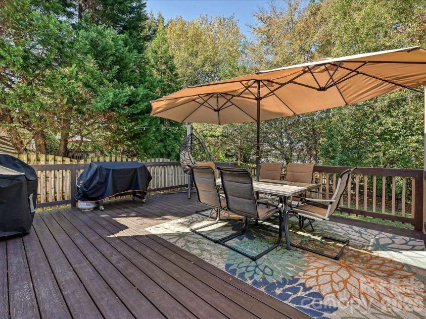 6701 Sweetfield Drive, Charlotte, NC 28269.  MLS# CAR4435077, YatesRealty ID 57114. 