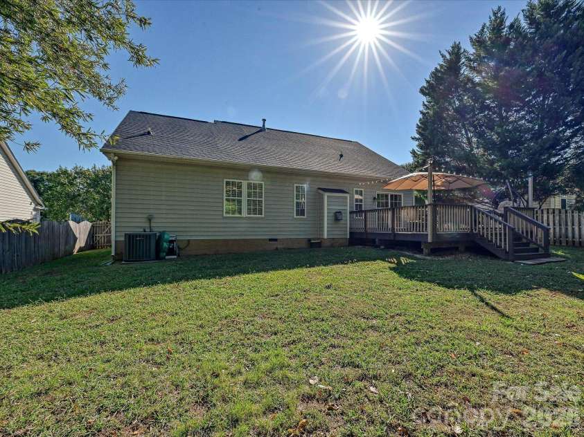 6701 Sweetfield Drive, Charlotte, NC 28269.  MLS# CAR4435077, YatesRealty ID 57114. 