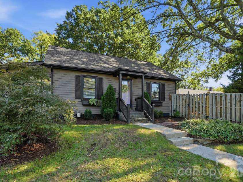 1545 Wickford Place, Charlotte, NC 28203.  MLS# CAR4435414, YatesRealty ID 57118. 