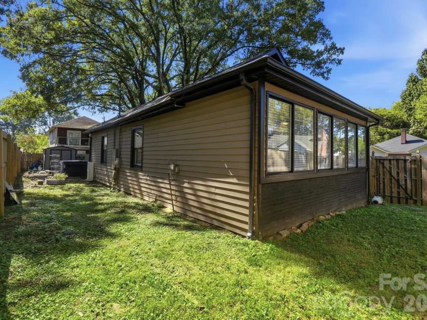 1545 Wickford Place, Charlotte, NC 28203.  MLS# CAR4435414, YatesRealty ID 57118. 