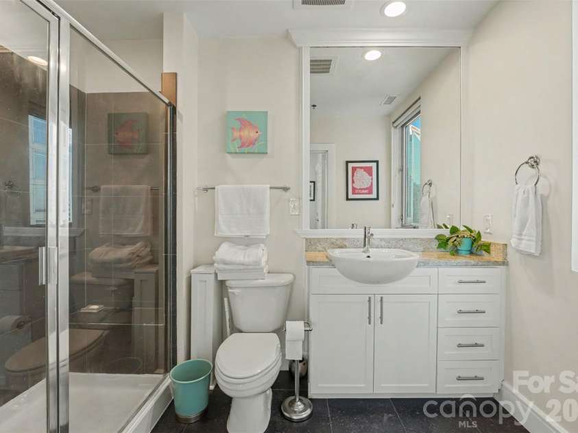 333 West Trade Street, Charlotte, NC 28202.  MLS# CAR4432101, YatesRealty ID 57121. Bathroom