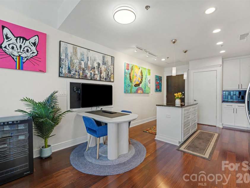 333 West Trade Street, Charlotte, NC 28202.  MLS# CAR4432101, YatesRealty ID 57121. Breakfast/Work space