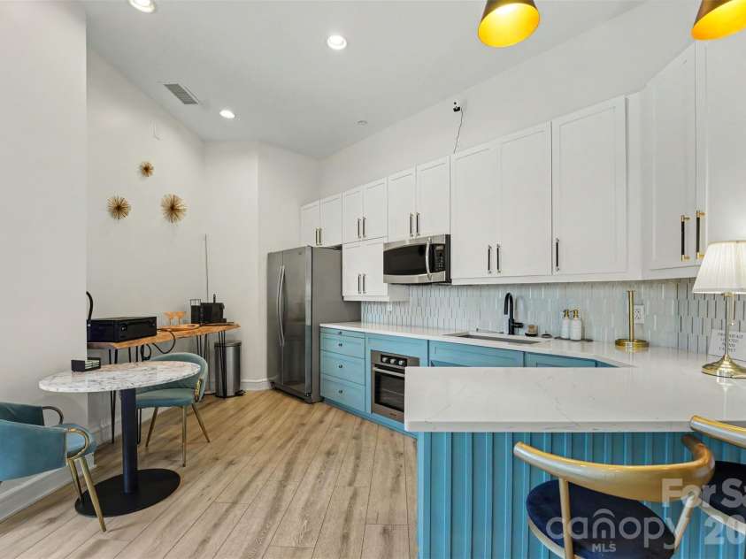 333 West Trade Street, Charlotte, NC 28202.  MLS# CAR4432101, YatesRealty ID 57121. Community Kitchen