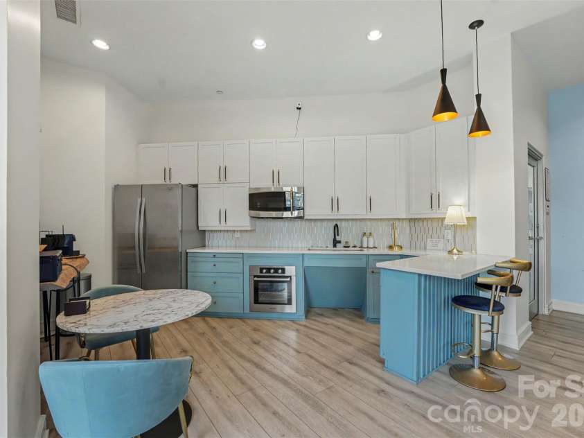 333 West Trade Street, Charlotte, NC 28202.  MLS# CAR4432101, YatesRealty ID 57121. Community Kitchen