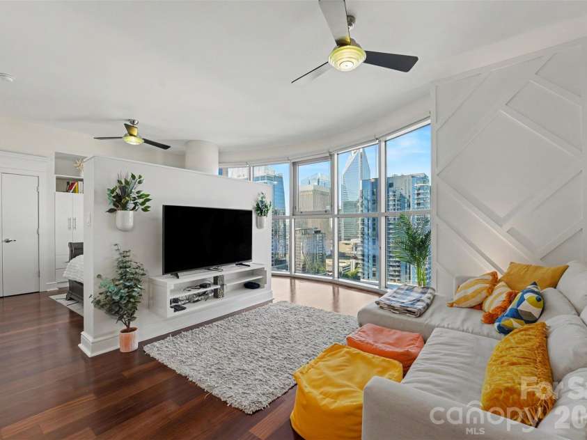 333 West Trade Street, Charlotte, NC 28202.  MLS# CAR4432101, YatesRealty ID 57121. Great Room