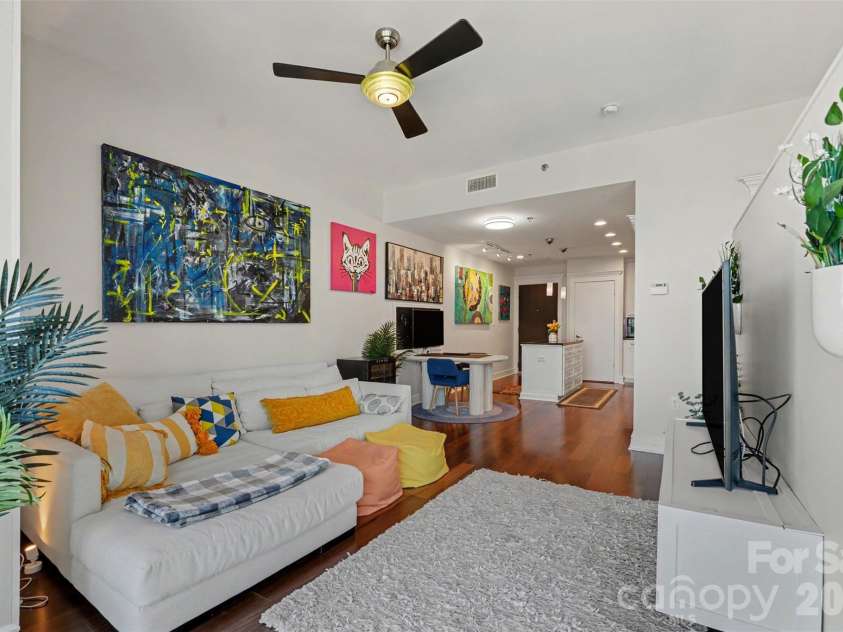 333 West Trade Street, Charlotte, NC 28202.  MLS# CAR4432101, YatesRealty ID 57121. Great Room