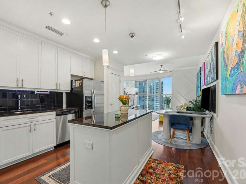 333 West Trade Street, Charlotte, NC 28202.  MLS# CAR4432101, YatesRealty ID 57121. Kitchen
