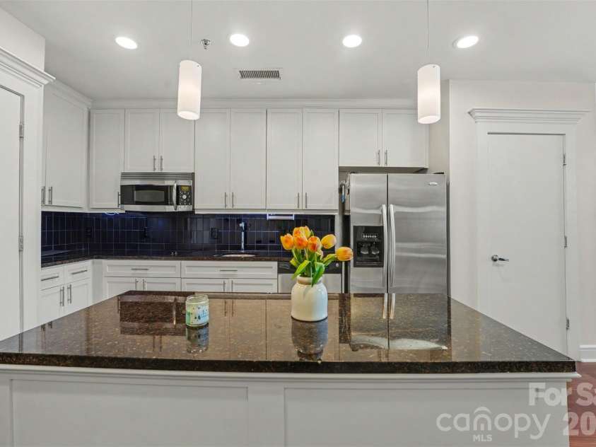 333 West Trade Street, Charlotte, NC 28202.  MLS# CAR4432101, YatesRealty ID 57121. Kitchen