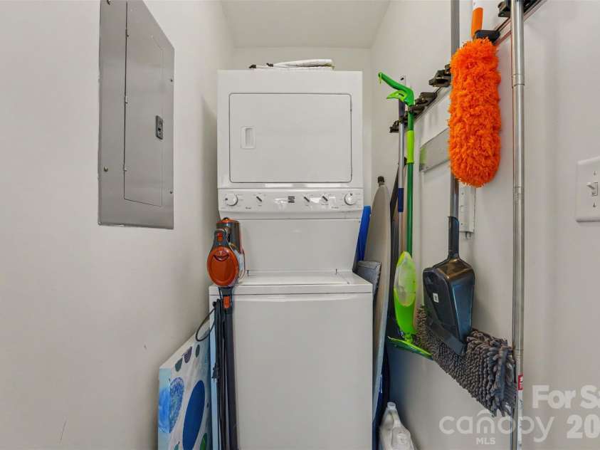 333 West Trade Street, Charlotte, NC 28202.  MLS# CAR4432101, YatesRealty ID 57121. Laundry Closet