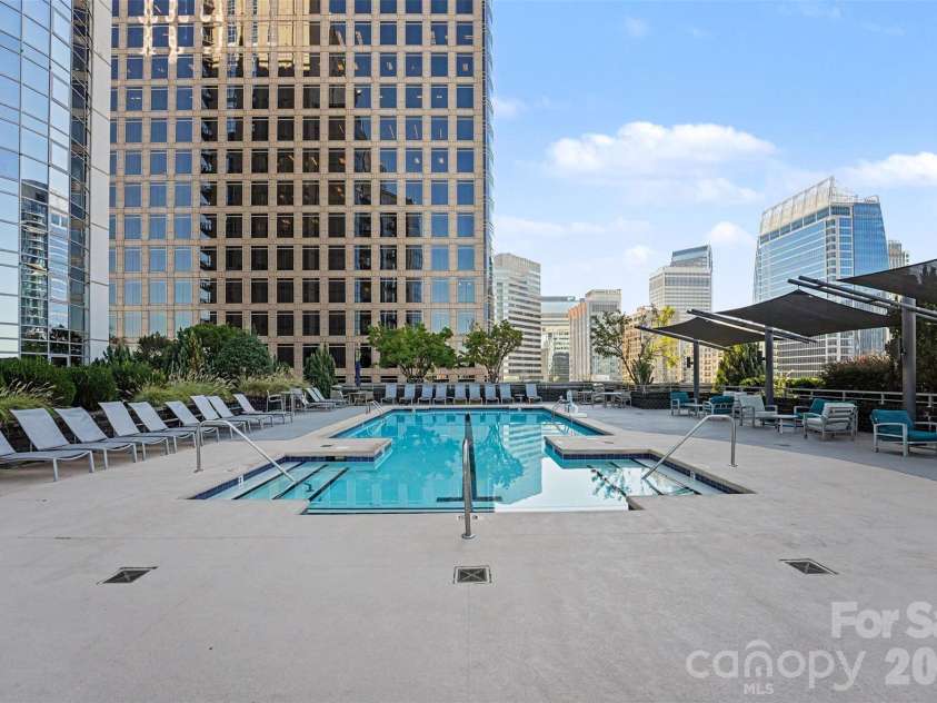 333 West Trade Street, Charlotte, NC 28202.  MLS# CAR4432101, YatesRealty ID 57121. Pool