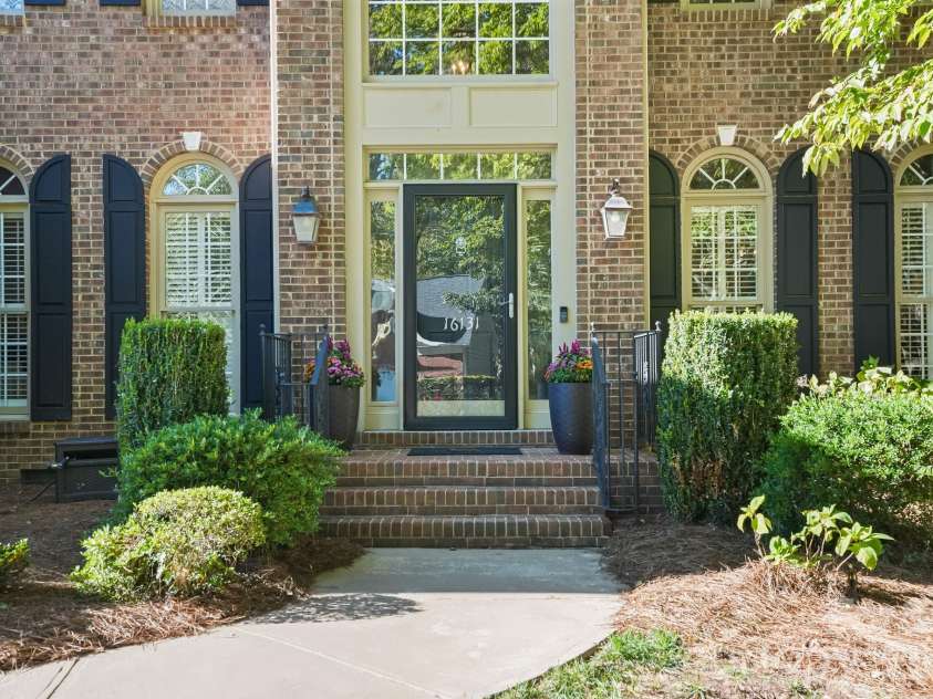 16131 Cranleigh Drive, Huntersville, NC 28078.  MLS# CAR4434054, YatesRealty ID 57124. 