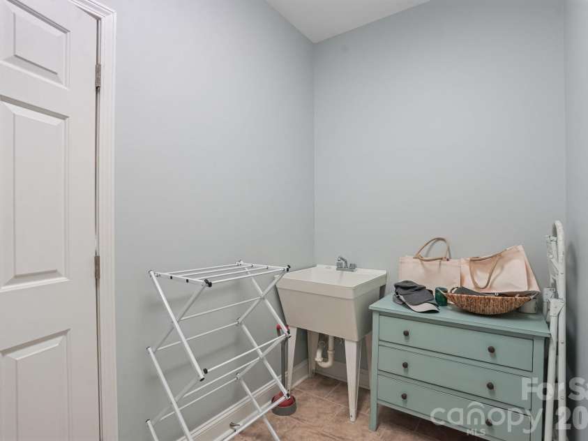 16131 Cranleigh Drive, Huntersville, NC 28078.  MLS# CAR4434054, YatesRealty ID 57124. 
