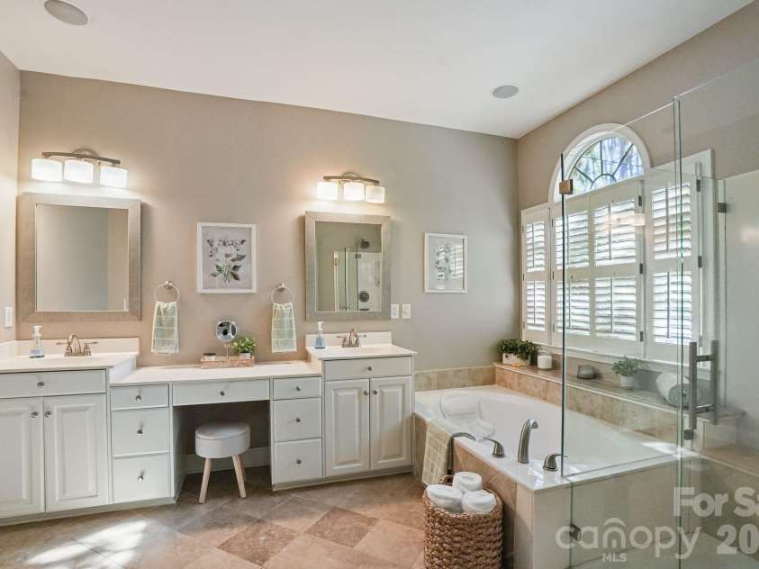 16131 Cranleigh Drive, Huntersville, NC 28078.  MLS# CAR4434054, YatesRealty ID 57124. 