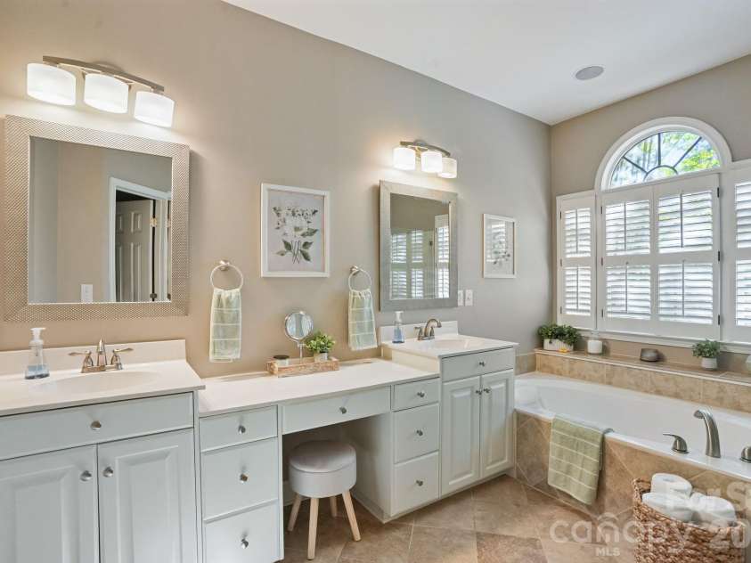 16131 Cranleigh Drive, Huntersville, NC 28078.  MLS# CAR4434054, YatesRealty ID 57124. 
