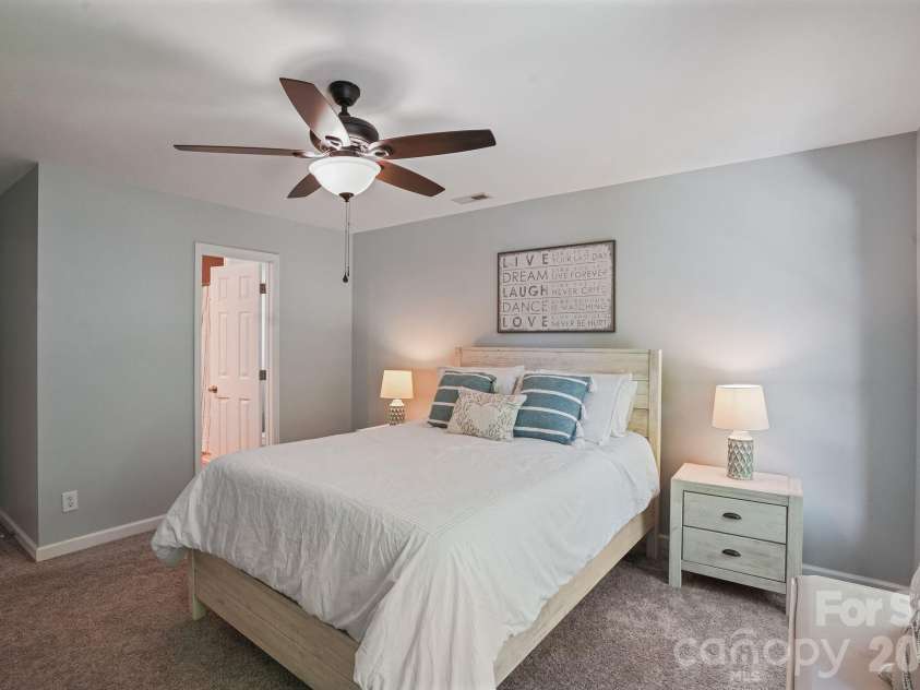 16131 Cranleigh Drive, Huntersville, NC 28078.  MLS# CAR4434054, YatesRealty ID 57124. 