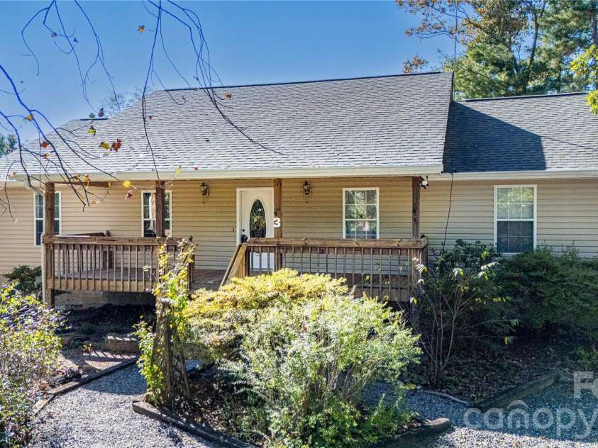 3 Edna Oaks Road, Hendersonville, NC 28792.  MLS# CAR4434555, YatesRealty ID 57129. 