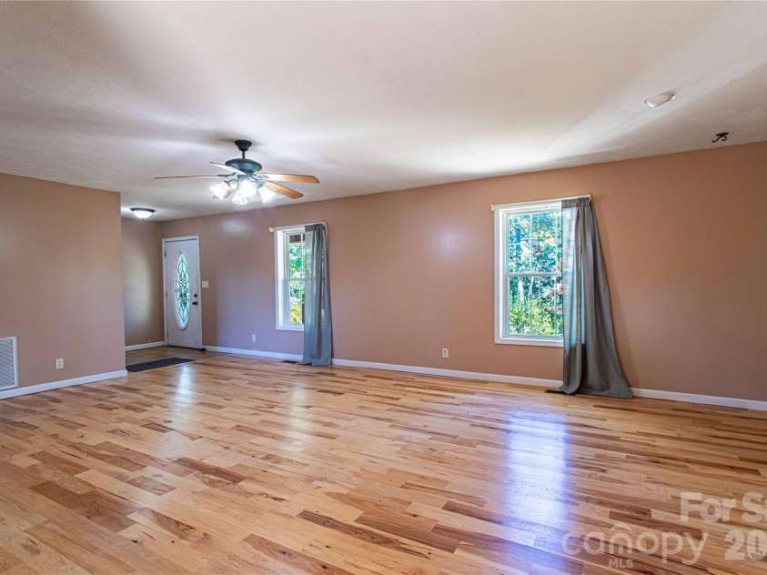 3 Edna Oaks Road, Hendersonville, NC 28792.  MLS# CAR4434555, YatesRealty ID 57129. 