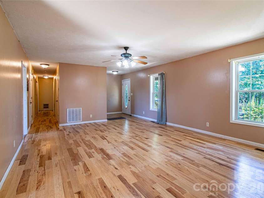3 Edna Oaks Road, Hendersonville, NC 28792.  MLS# CAR4434555, YatesRealty ID 57129. 