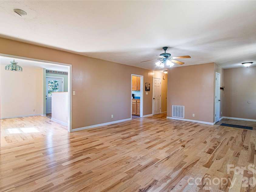 3 Edna Oaks Road, Hendersonville, NC 28792.  MLS# CAR4434555, YatesRealty ID 57129. 