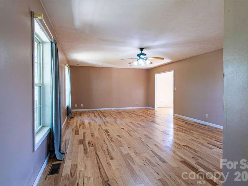 3 Edna Oaks Road, Hendersonville, NC 28792.  MLS# CAR4434555, YatesRealty ID 57129. 