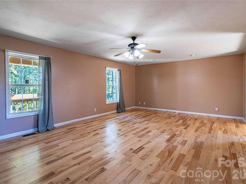 3 Edna Oaks Road, Hendersonville, NC 28792.  MLS# CAR4434555, YatesRealty ID 57129. 