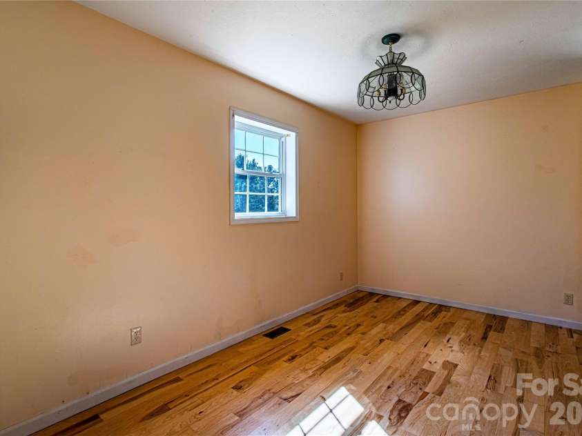 3 Edna Oaks Road, Hendersonville, NC 28792.  MLS# CAR4434555, YatesRealty ID 57129. 