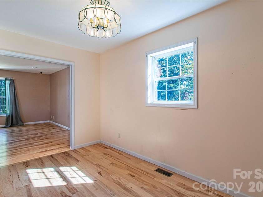 3 Edna Oaks Road, Hendersonville, NC 28792.  MLS# CAR4434555, YatesRealty ID 57129. 
