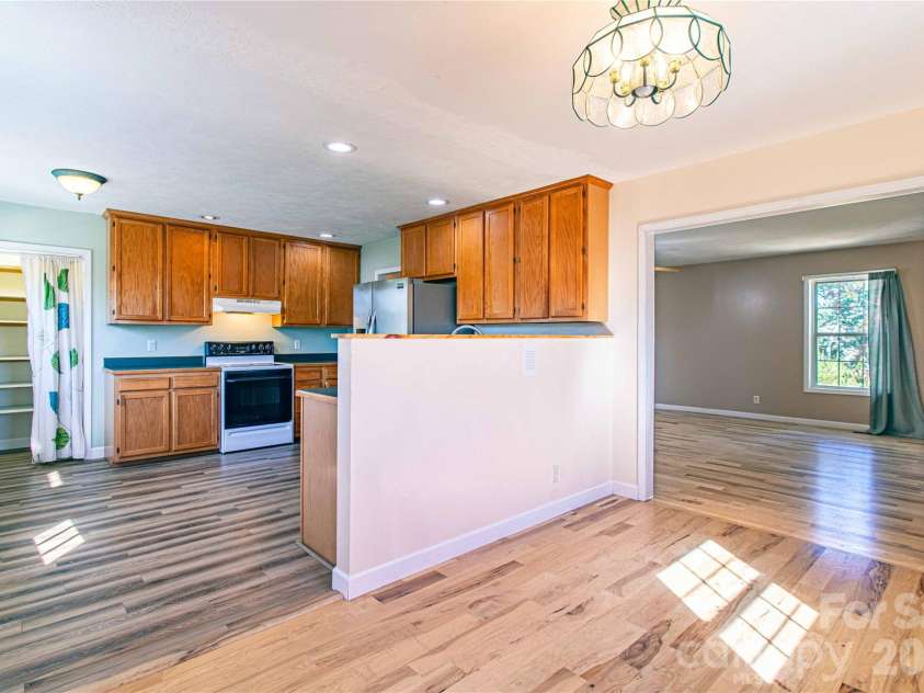 3 Edna Oaks Road, Hendersonville, NC 28792.  MLS# CAR4434555, YatesRealty ID 57129. 