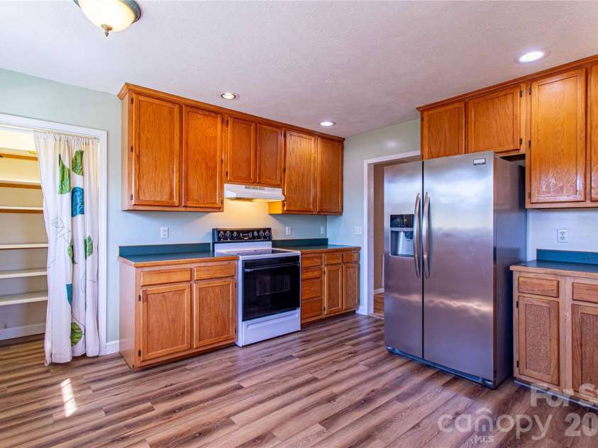 3 Edna Oaks Road, Hendersonville, NC 28792.  MLS# CAR4434555, YatesRealty ID 57129. 