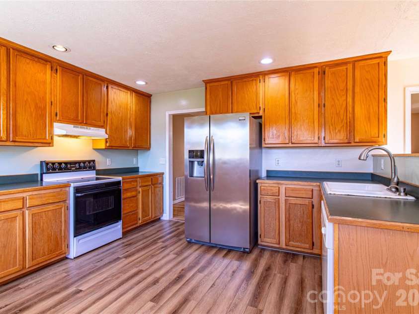3 Edna Oaks Road, Hendersonville, NC 28792.  MLS# CAR4434555, YatesRealty ID 57129. 