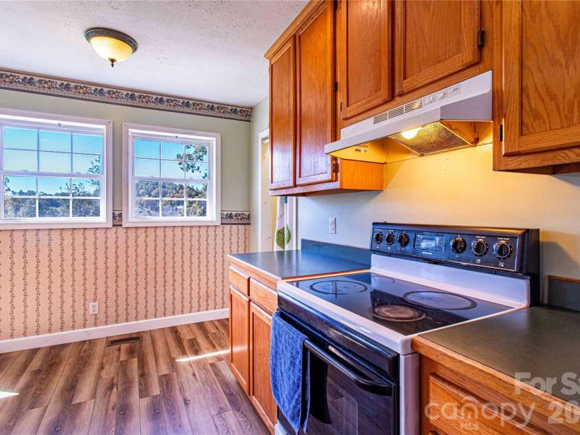 3 Edna Oaks Road, Hendersonville, NC 28792.  MLS# CAR4434555, YatesRealty ID 57129. 