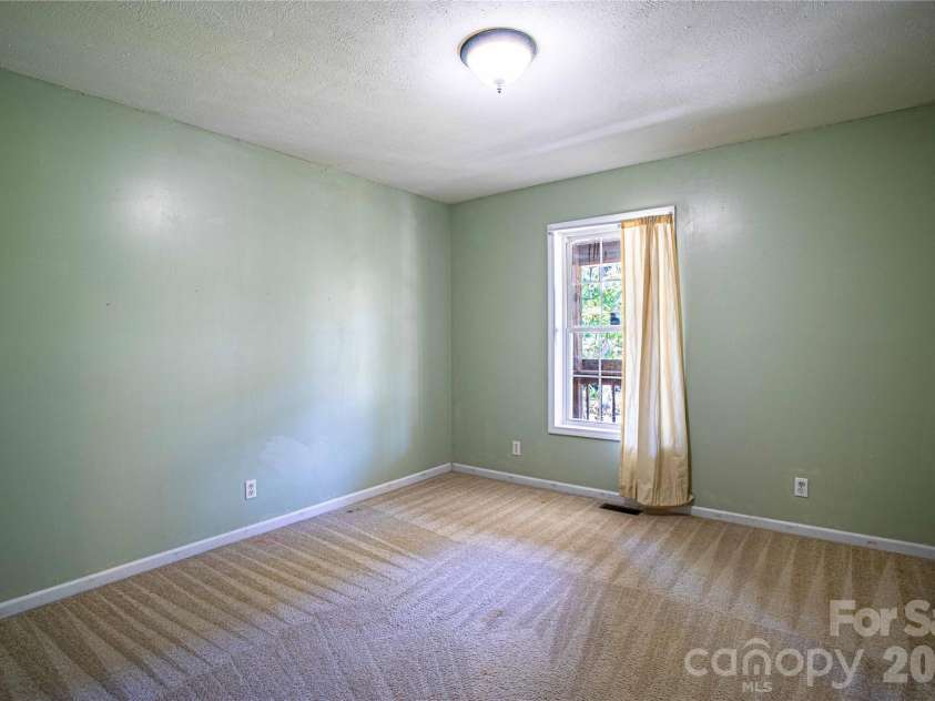 3 Edna Oaks Road, Hendersonville, NC 28792.  MLS# CAR4434555, YatesRealty ID 57129. 