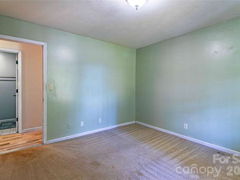 3 Edna Oaks Road, Hendersonville, NC 28792.  MLS# CAR4434555, YatesRealty ID 57129. 