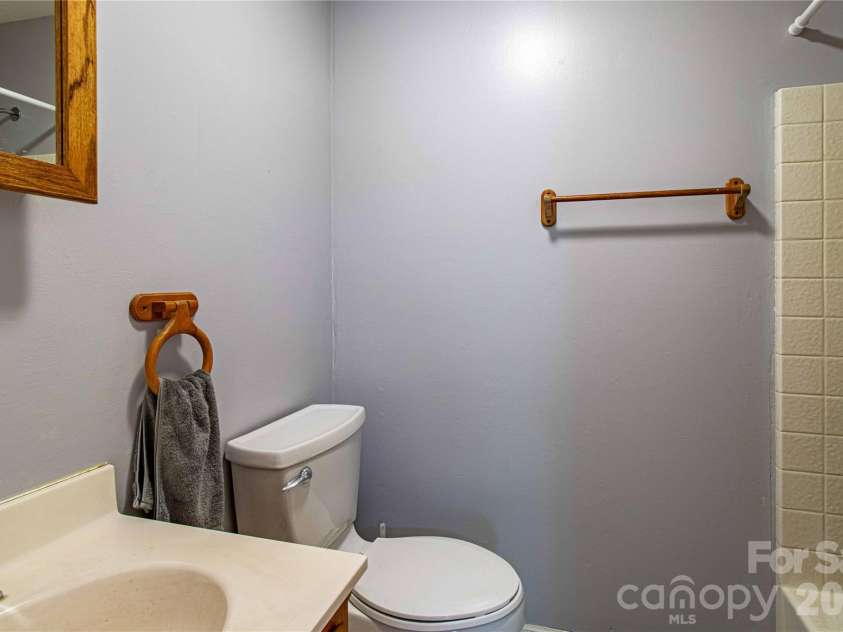 3 Edna Oaks Road, Hendersonville, NC 28792.  MLS# CAR4434555, YatesRealty ID 57129. 