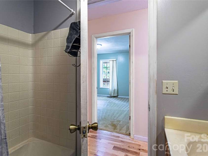 3 Edna Oaks Road, Hendersonville, NC 28792.  MLS# CAR4434555, YatesRealty ID 57129. 