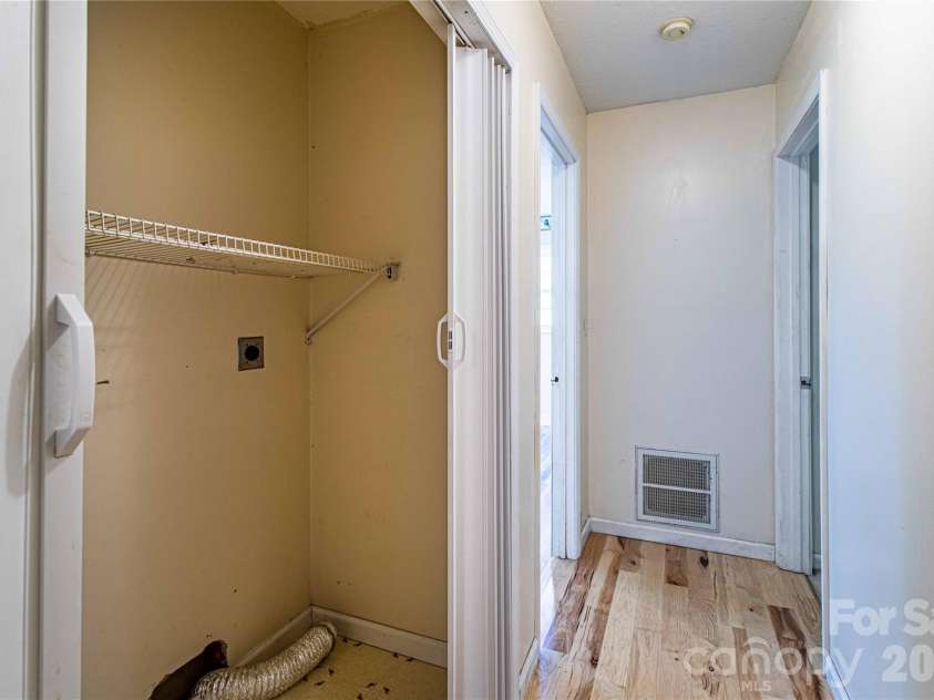 3 Edna Oaks Road, Hendersonville, NC 28792.  MLS# CAR4434555, YatesRealty ID 57129. 