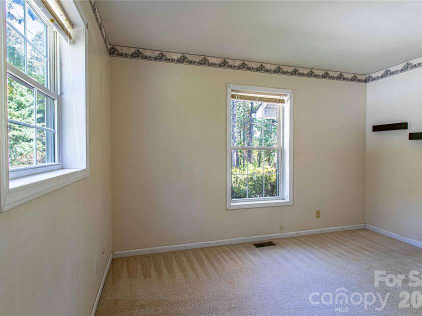 3 Edna Oaks Road, Hendersonville, NC 28792.  MLS# CAR4434555, YatesRealty ID 57129. 