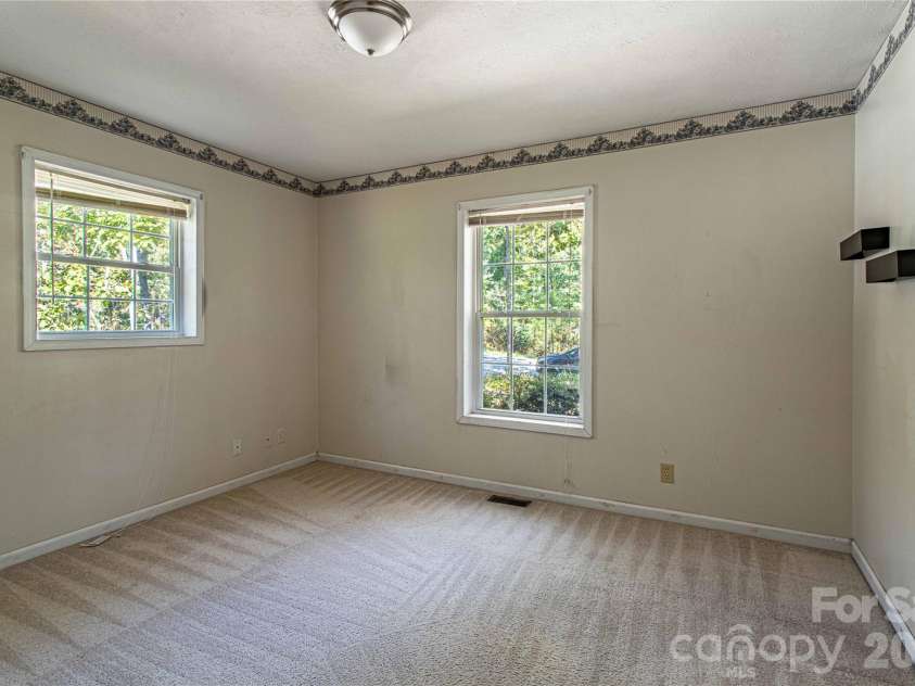 3 Edna Oaks Road, Hendersonville, NC 28792.  MLS# CAR4434555, YatesRealty ID 57129. 