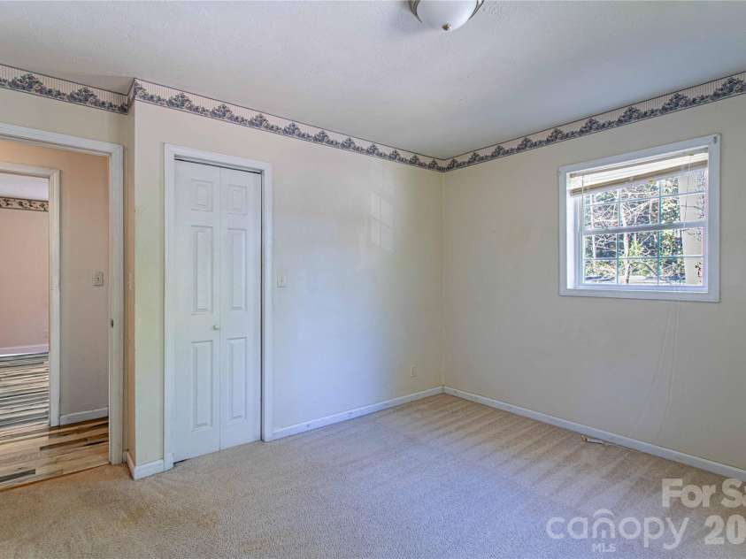3 Edna Oaks Road, Hendersonville, NC 28792.  MLS# CAR4434555, YatesRealty ID 57129. 