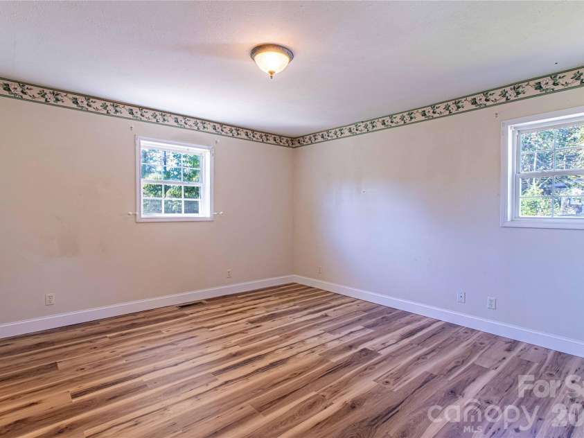 3 Edna Oaks Road, Hendersonville, NC 28792.  MLS# CAR4434555, YatesRealty ID 57129. 
