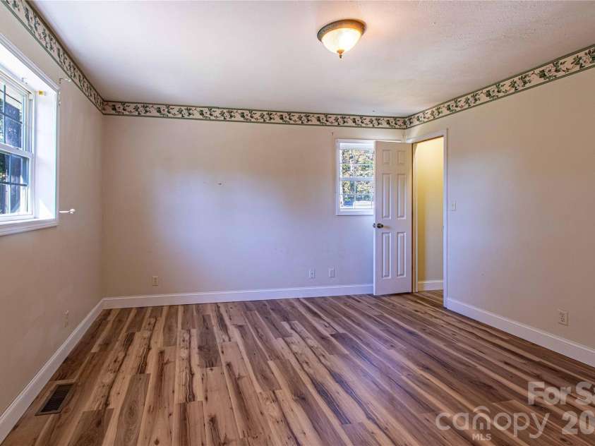 3 Edna Oaks Road, Hendersonville, NC 28792.  MLS# CAR4434555, YatesRealty ID 57129. 