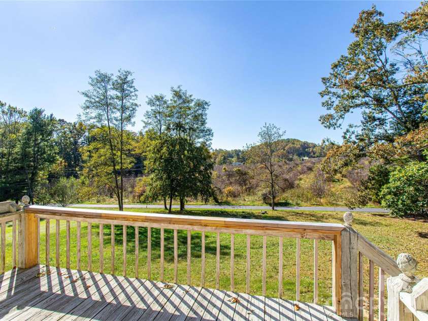 3 Edna Oaks Road, Hendersonville, NC 28792.  MLS# CAR4434555, YatesRealty ID 57129. 