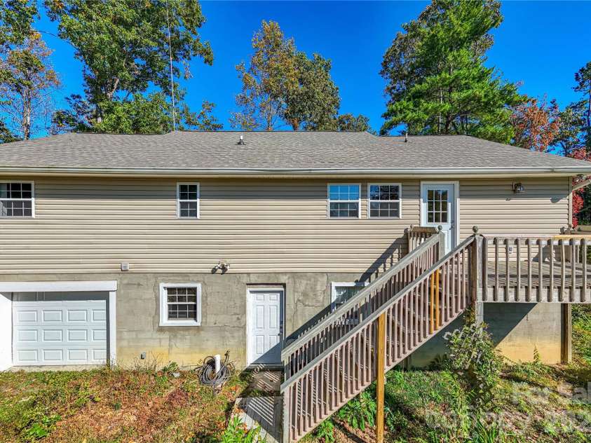 3 Edna Oaks Road, Hendersonville, NC 28792.  MLS# CAR4434555, YatesRealty ID 57129. 