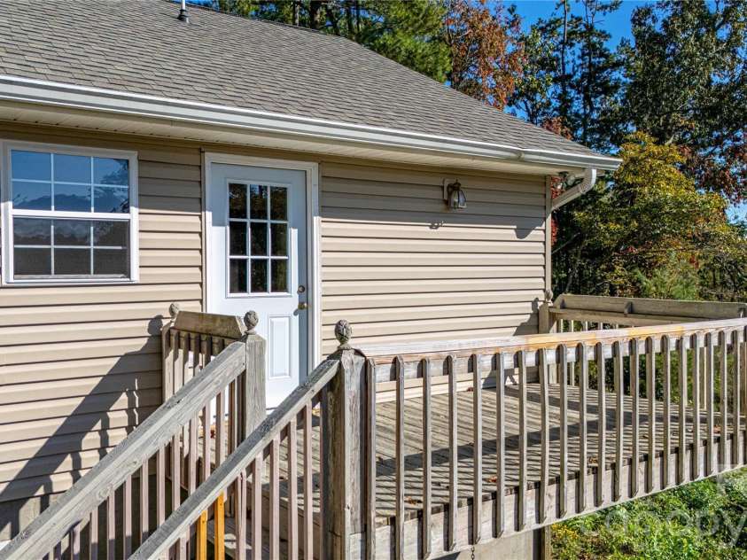 3 Edna Oaks Road, Hendersonville, NC 28792.  MLS# CAR4434555, YatesRealty ID 57129. 