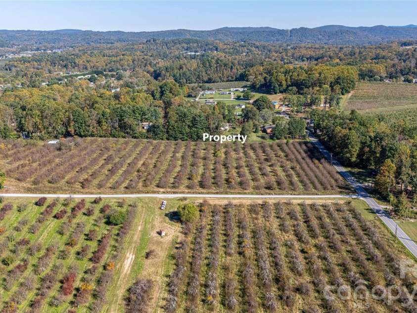 3 Edna Oaks Road, Hendersonville, NC 28792.  MLS# CAR4434555, YatesRealty ID 57129. 