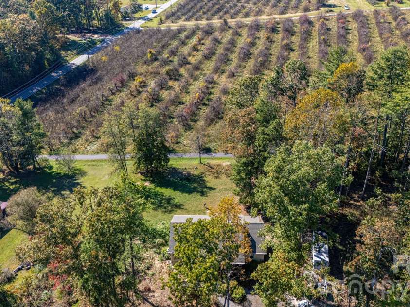 3 Edna Oaks Road, Hendersonville, NC 28792.  MLS# CAR4434555, YatesRealty ID 57129. 