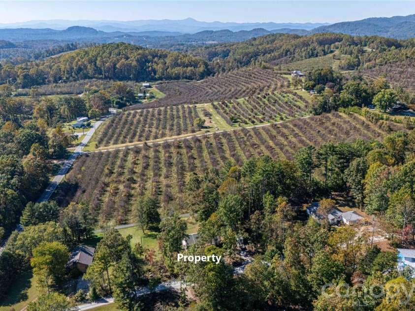 3 Edna Oaks Road, Hendersonville, NC 28792.  MLS# CAR4434555, YatesRealty ID 57129. 