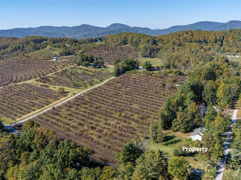 3 Edna Oaks Road, Hendersonville, NC 28792.  MLS# CAR4434555, YatesRealty ID 57129. 