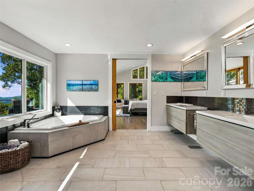 21 Peach Knob Drive, Asheville, NC 28804.  MLS# CAR4435411, YatesRealty ID 57132. Primary bath